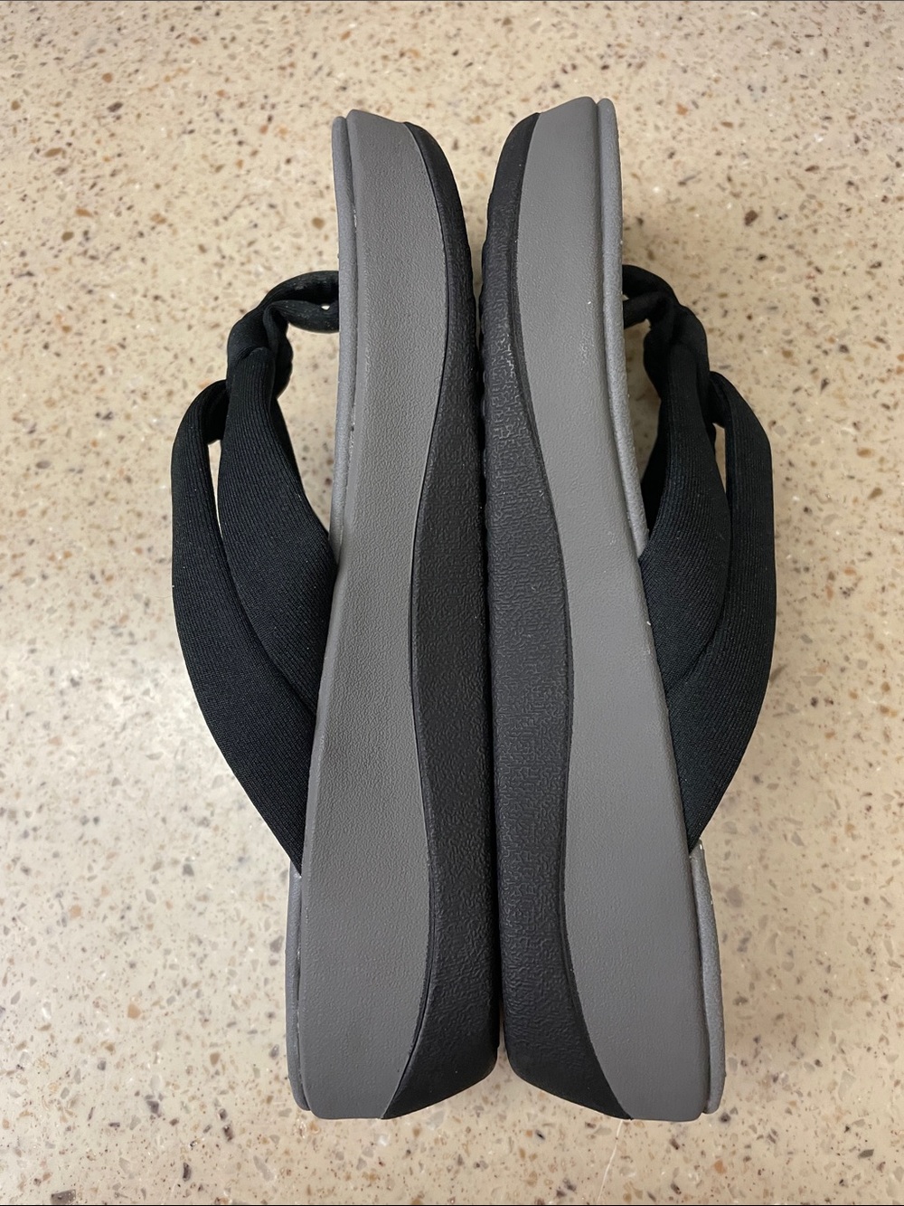 Clarks Cloudsteppers Black Knotted Strap Gray Footbed Flip Flops - Picture 3 of 4